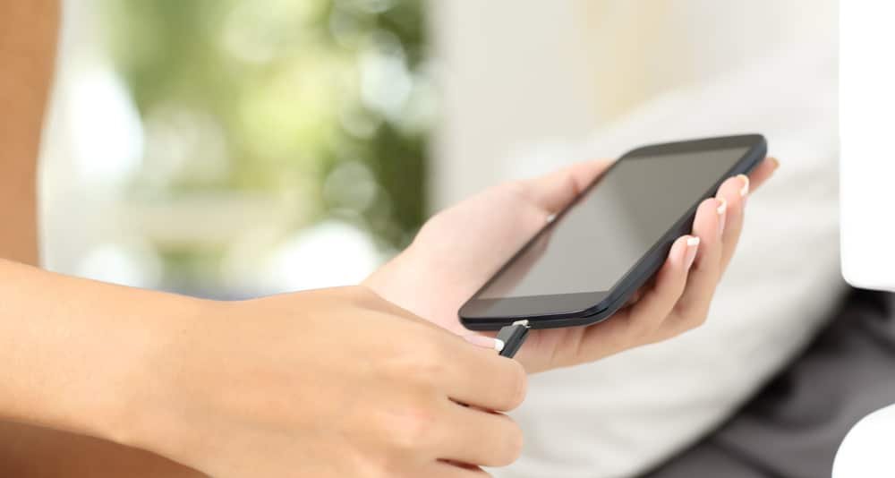 Usar o celular enquanto carrega estraga a bateria? Entenda o que realmente acontece - Imagem do artigo