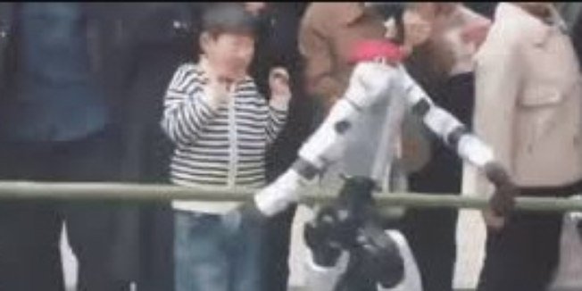Robô dançarino acerta criança em apresentação na China e vídeo gera alerta mundial - Imagem do artigo
