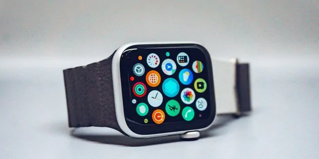 Como pagar por aproximação usando um smartwatch: guia prático para Galaxy Watch e Apple Watch