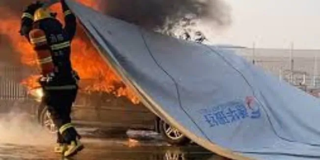 Cobertor antichamas chinês controla incêndio em segundos e amplia segurança em veículos elétricos