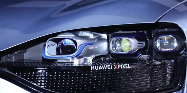 Huawei lança faróis inteligentes que transformam carros em cinemas portáteis
