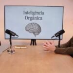 Imagem destacada – Rom Justa analisa o impacto da inteligência artificial e propõe minimalismo cognitivo para preservar a consciência humana