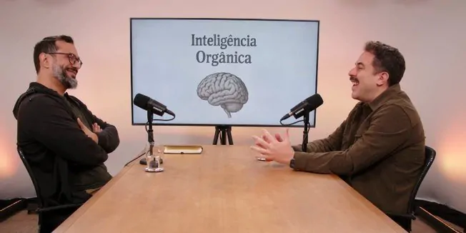 Rom Justa analisa o impacto da inteligência artificial e propõe minimalismo cognitivo para preservar a consciência humana