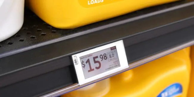 Walmart lança função que faz etiqueta digital piscar para ajudar clientes a achar produtos