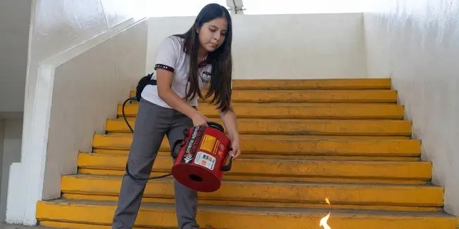 Adolescente cria extintor de incêndio que apaga fogo usando ondas sonoras