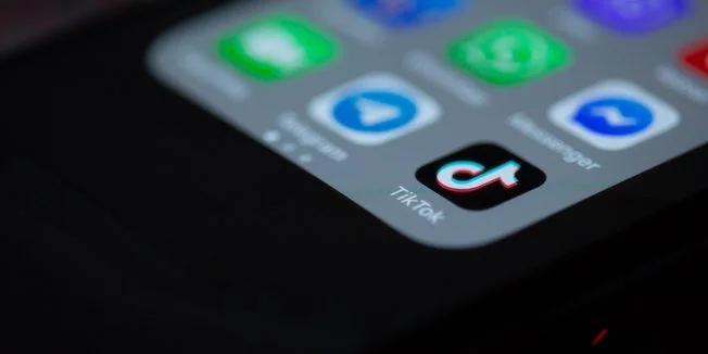 Maioria dos vídeos no TikTok já utiliza inteligência artificial, mostra estudo